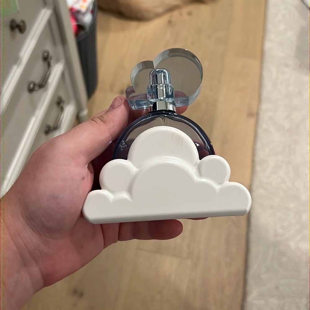 Ariana Grande cloud perfume